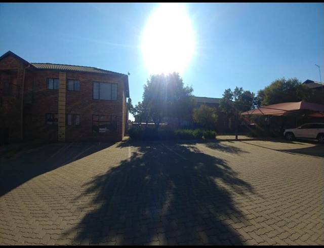 2 BEDROOM TOWNHOUSE FOR SALE IN SONNEVELD